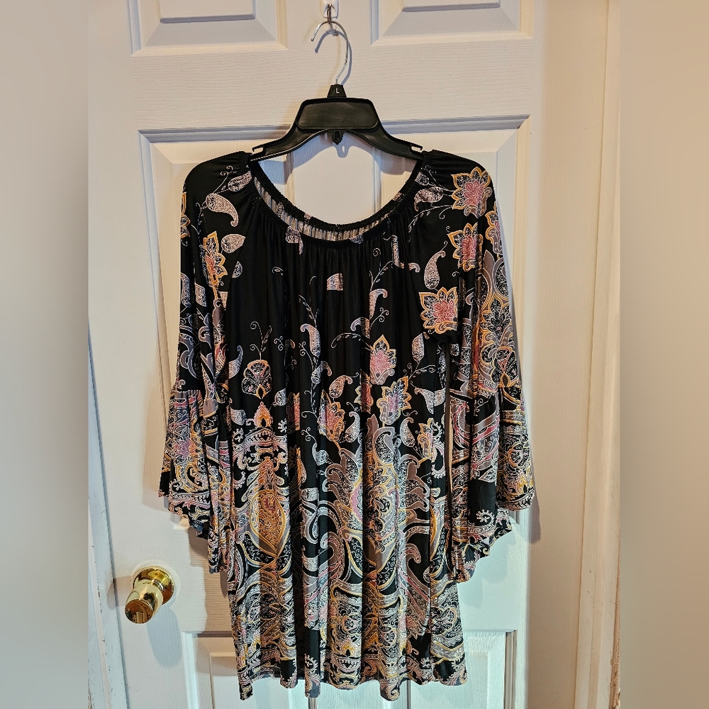 Size 1 XL Black bohemian paisley scoop neck dress with bell sleeves.